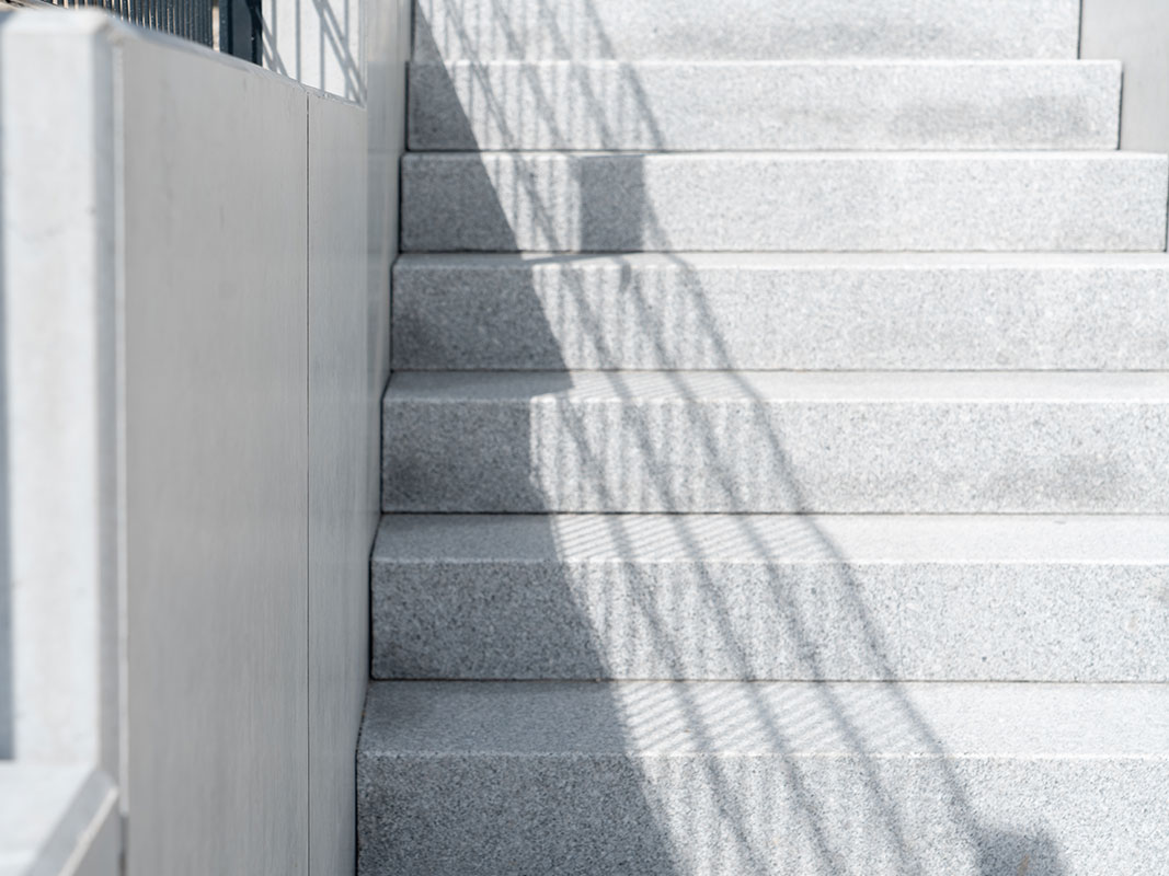 Großaufnahme einer Betontreppe in der Gartenanlage der Familie Grimm in Niedereschach