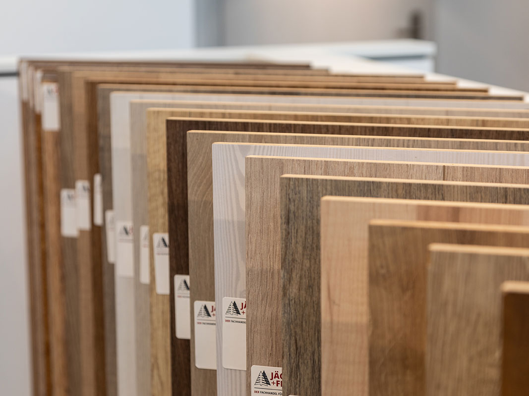 Mehrere Holzplatten aus verschiedenen Holzarten als Muster für Kunden in einer Ausstellung