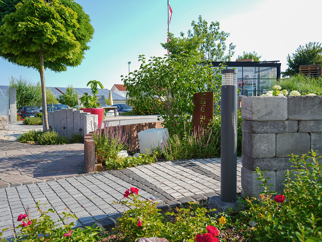 Steingartenausstellung in Niedereschach mit verschiedenen Gartendekorationen.